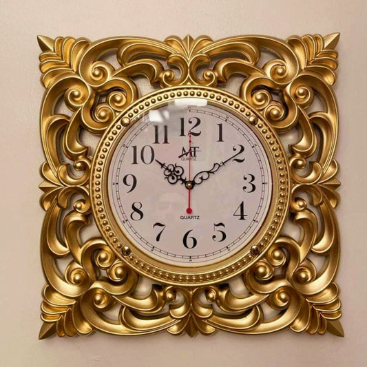 ساعة ذهبية مربعة الشكل